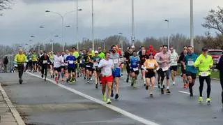 Zawodnicy na trasie Półmaratonu Warszawskiego