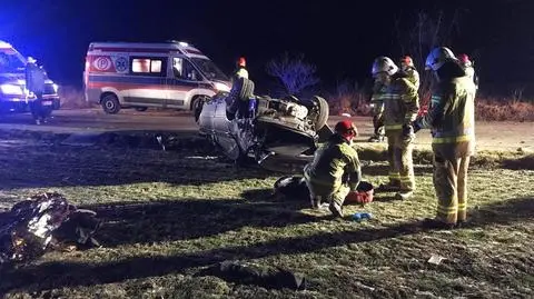 W trakcie wyprzedzania auto dachowało. Nie żyje młoda kobieta; nie wiadomo, kto kierował