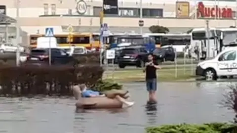 Inni sprzątali zalane ulice, on dryfował na dmuchanej kaczce 