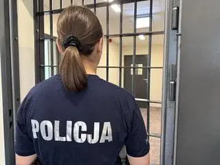 Policja z zatrzymanym mężczyzną 