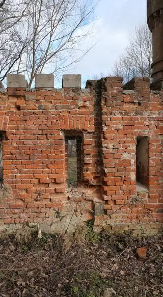 Neogotycka brama wraz z odcinkiem muru pałacu w Falentach zostały zabytkiem 