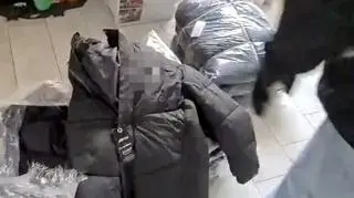 W trakcie przeszukania policjanci zabezpieczyli prawie dziewięć tysięcy sztuk odzieży. Szacunkowa wartość w przypadku oryginalnych produktów wynosiłaby około pięciu milionów złotych