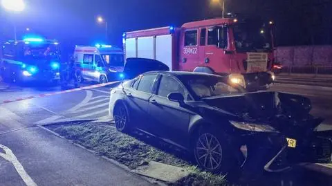 Stracił panowanie nad samochodem. Jazdę zakończył na słupie