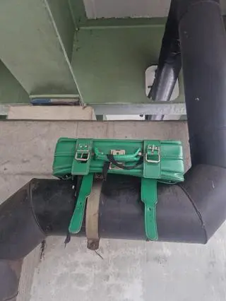 Walizka pod wiaduktem przy Rondzie Starzyńskiego