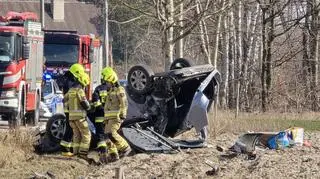 Dachowanie auta osobowego w Gołkowie