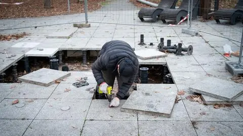 Naprawiają fontannę. Latem zniszczył ją kierowca traktora