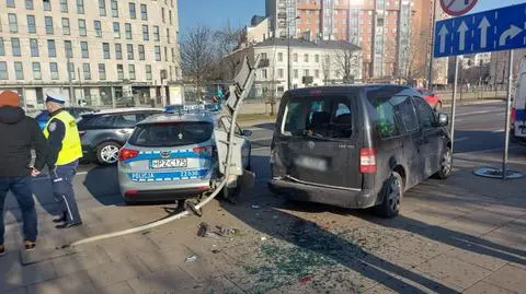 Policja: radiowóz jechał na sygnale, na skrzyżowaniu uderzyło w niego inne auto