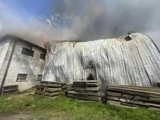 Pożar hal w miejscowości Dziuniun 