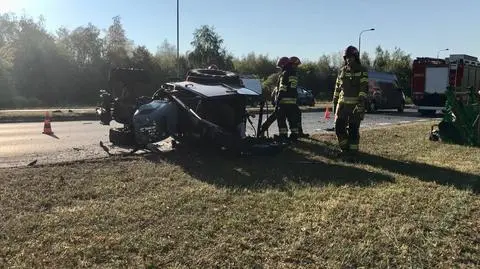 Traktor zderzył się z autem osobowym. Jedna osoba w szpitalu 