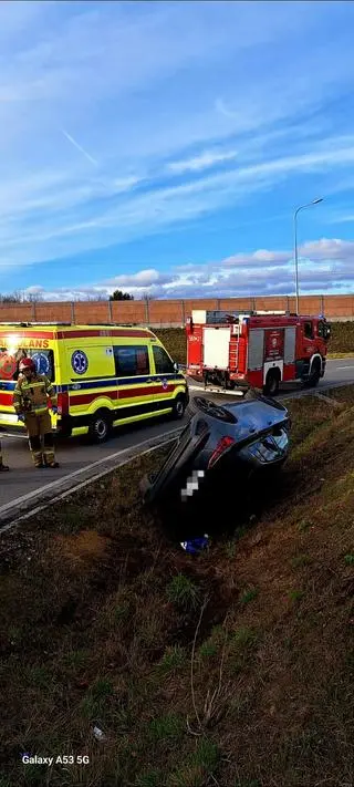 Nastolatek wjechał autem do rowu
