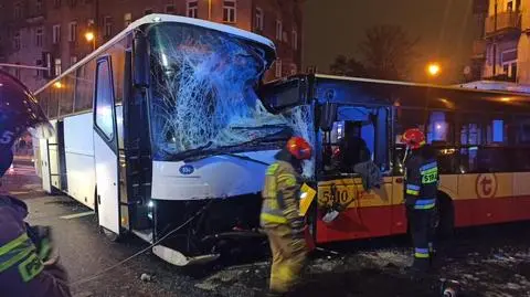 Czołowe zderzenie autobusów. Ranny kierowca był zakleszczony w środku