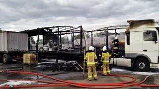 Pożar objął ciągniki siodłowe i naczepy stojące na placu