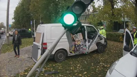 Tramwaj zderzył się z furgonetką. Ranny kierowca samochodu