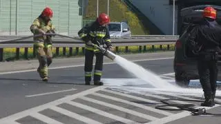 Strażacy zabezpieczają ulicę