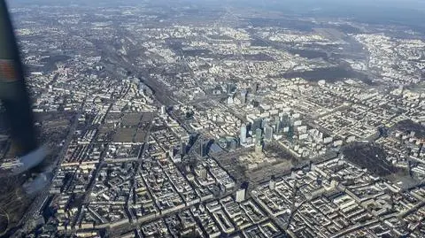 Samolot krąży nad miastem. Zrobi siedem tysięcy zdjęć