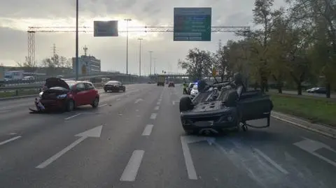 Dachowanie na Modlińskiej po zderzeniu czterech aut