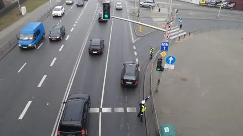 Policja blokuje wjazd na most. "Żaden kierowca się nie przeciśnie"