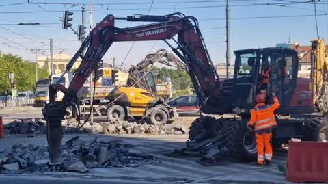Wymieniają rozjazdy na placu Bankowym. Miesiąc utrudnień