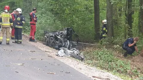 Samochód spłonął po uderzeniu w drzewo, "w środku zwęglone ciało"