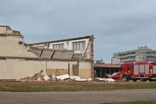 Służby przy zawalonej hali w Mławie