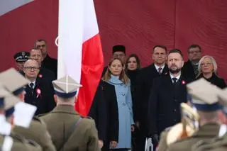 Uroczysta odprawa wart przed Grobem Nieznanego Żołnierza na placu Piłsudskiego