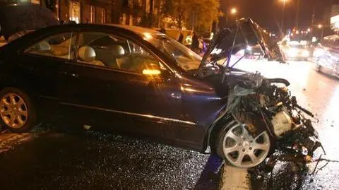 Mercedes wbił się w zaparkowane auta