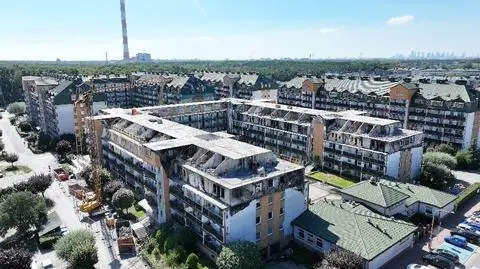 Blok w Ząbkach dwa miesiące po pożarze