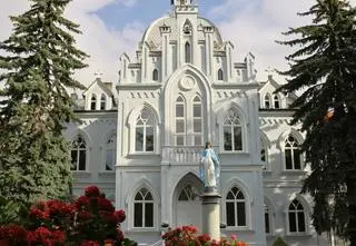 Ozdobna elewacja wyjątkowej katedry po remoncie