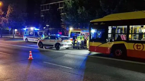 Zderzenie auta i autobusu w Alejach Ujazdowskich