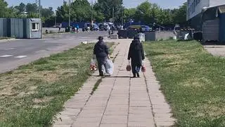 Kupcy przed Centrum Handlowym Modlińska 6D