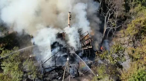 Spłonęła drewniana willa. Straż pożarna: budynek do rozbiórki