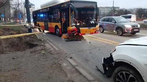 Zderzenie auta osobowego z autobusem miejskim