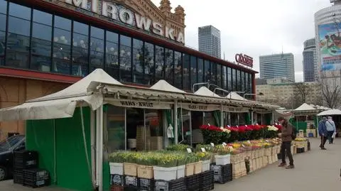 Pawilony z kwiatami przed Halą Mirowską