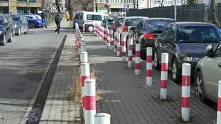 Słupki chronią chodnik przed nielegalnym parkowaniem