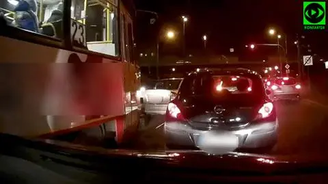 "Bezmyślna, chamska jazda". Torowiskiem omijał korek