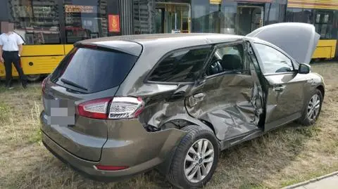 Tramwaj uderzył w auto. Ranni