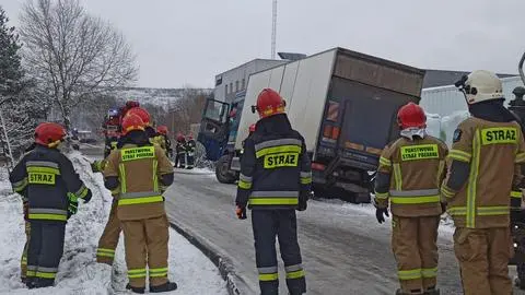 Samochód ciężarowy zjechał do rowu