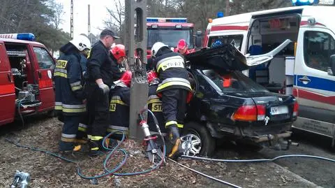Honda na słupie. Ciężko ranny kierowca 