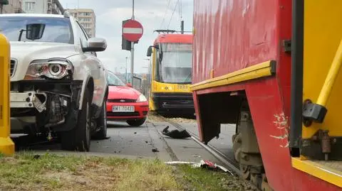 Zderzenie tramwaju z volvo