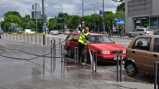 Chodniki zostały umyte gorącą wodą pod ciśnieniem