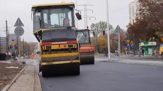 Układają nawierzchnię na Woronicza