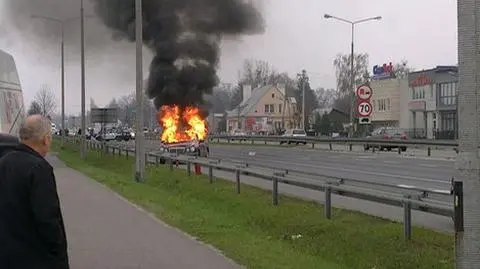 Płonący mercedes na "7"