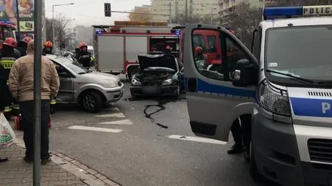 Zderzenie na wolskim skrzyżowaniu. Dwie osoby poszkodowane