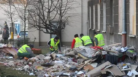 Kontenery po brzegi wypełnione gruzem. Wielkie sprzątanie po wybuchu