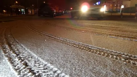 W nocy sypnęło śniegiem. Śliskie chodniki, posypywarki na ulicach 