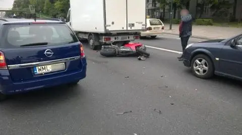 Wypadek motocyklisty na Wawelskiej. Dwa pasy zablokowane, korek