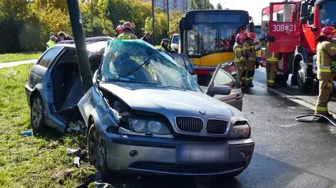 Wypadek na Pradze. Auto wbiło się w latarnię, kierowca był zakleszczony