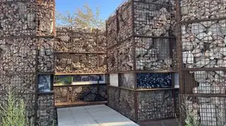 W drucianych koszach zebrany po wojnie gruz, betonowe wąwozy. Ten park nie przypomina innych