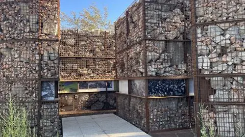 Lapidarium znajduje się od strony ul. Bartyckiej