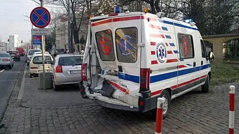 Tramwaj zderzył się z karetką 
